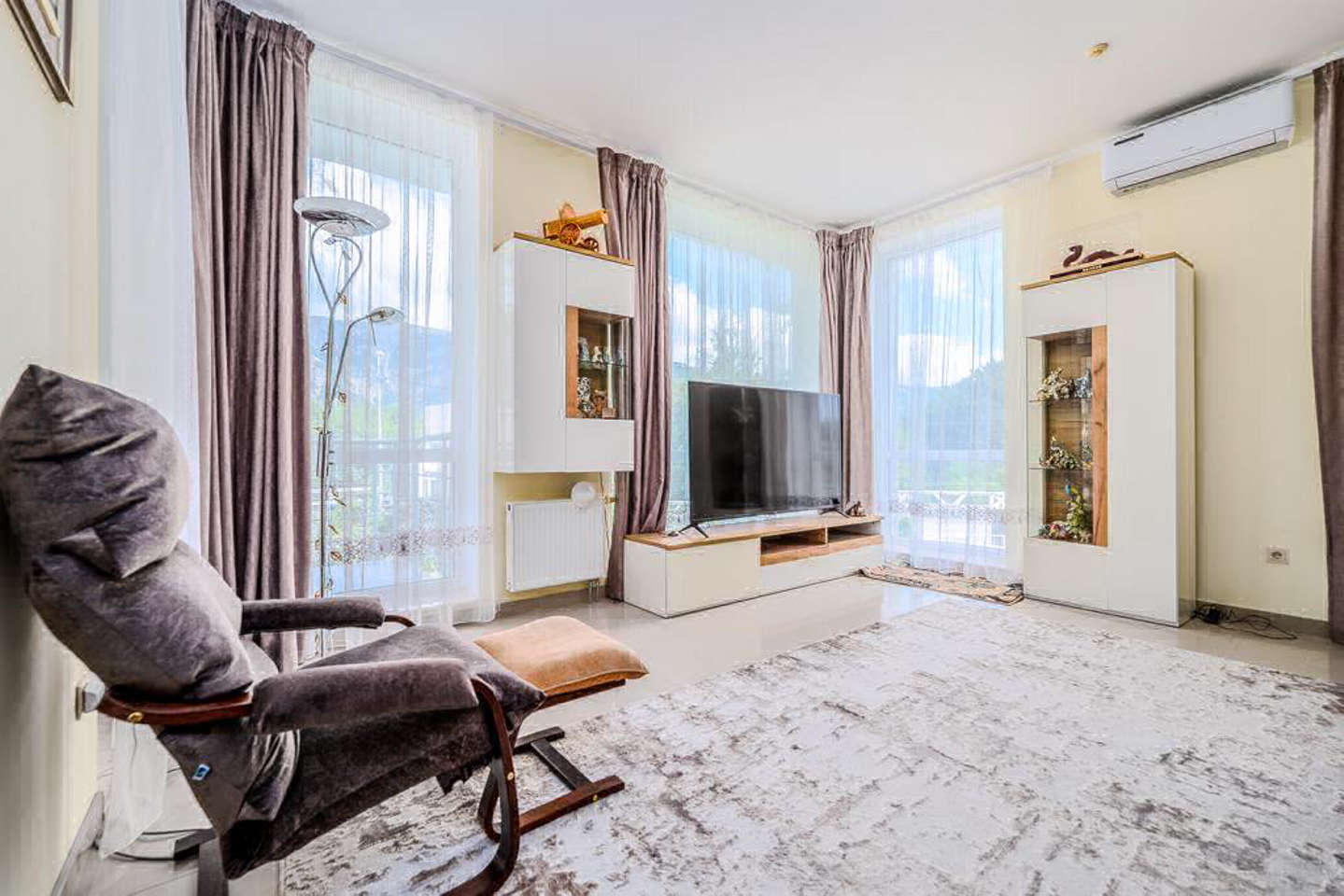 photo_5318923925444037850_y.jpg_processed